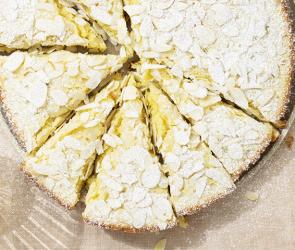 Mandelkuchen im Close up, in Stücke geschnitten mit Mandeln getoppt.