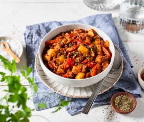 Deftiger Bauerntopf in einem tiefen Teller