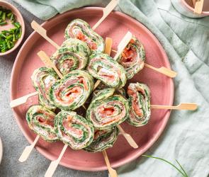 Mehrere Frischkäse-Lachs-Röllchen auf einem Teller