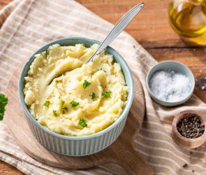 Kartoffelpüree ohne Milch mit Petersilie.