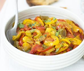 Paprika süß-sauer mit einem weißen Löffel in einer weißen Schale.