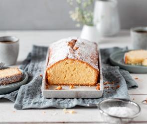 Rührkuchen angeschnitten und mit Puderzucker bestäubt.