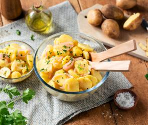Schwäbischer Kartoffelsalat mit Essig und Öl in Glasschale