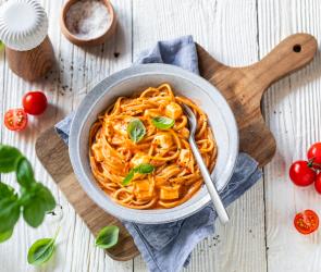 Cremige Spaghetti Tomate-Mozzarella auf Teller