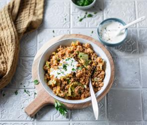 Spitzkohl-Hack-Topf in einer Schüssel mit Löffel.