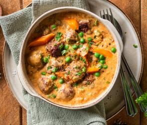 Wikingertopf aus Hackbällchen, Erbsen und Möhren in cremiger Sauce.