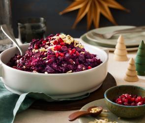 Rotkohl in einer großen Schüssel auf einem festlichen Tisch.