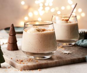 Bratapfel Shake in Gläsern mit weihnachtlicher Dekoration.