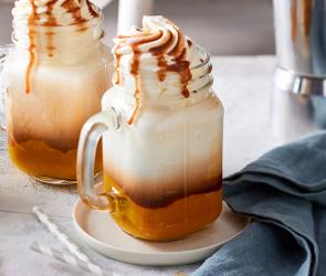 Pumpkin Spice Latte in Gläsern mit Griff und Sahne oben drauf.