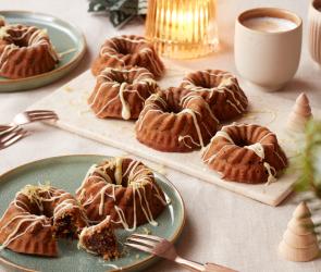 Kleine Gugelhupfe mit Puderzucker.