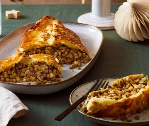 Linsenstrudel als leckerer Braten auf einem großen Teller.