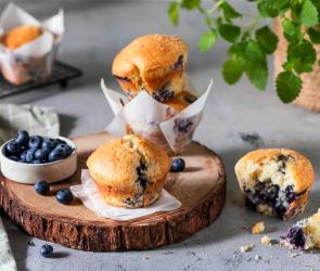 Blaubeer-Buttermilch-Muffins auf einem Holzbrett