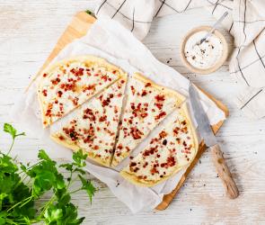 Flammkuchen Elsässer Art in Stücken