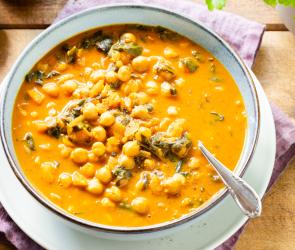 Würziger Kichererbsen-Eintopf mit Blattspinat in großer Schale.