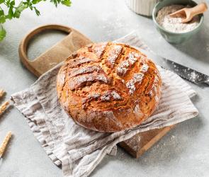 Nimmersatt-Brot auf einem Tuch.