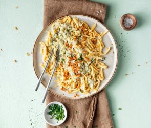 One Pot Spätzle mit Spitzkohl auf einem Teller.