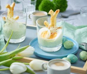 Eier im Glas mit Blätterteig auf einem Oster Brunch Tisch.