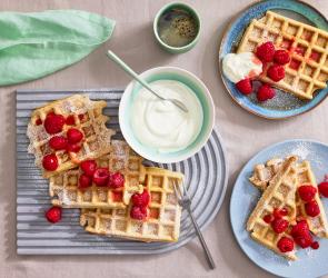 Haferflocken Waffeln mit Himbeeren und Sahne.