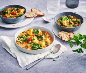 Kohleintopf in drei tiefen Tellern mit Brot.