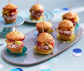 Kleine Burger Muffins aus süßem Hefeteig mit Mango.