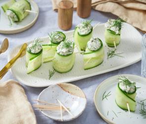 Forellenröllchen aus Gurle mit Kresse dekoriert.