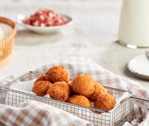 Spanische Kroketten mit Schinken auf einem Teller.