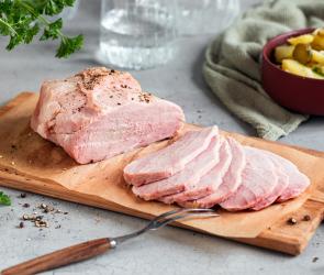 Osterschinken in Scheiben aufgeschnitten.