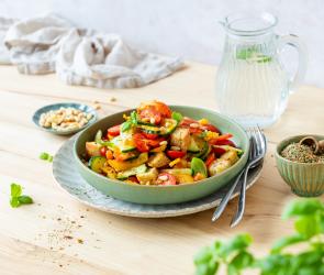Brot Salat mit Gemüse in einer Schüssel