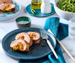 Aufgeschnittenes Schweinefilet mit Chilli-Cheese Füllung