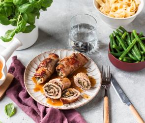 Involtini vom Kalb auf einem hellen Teller.