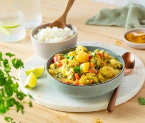 Mango Curry mit Hähnchen in einer Schale, daneben Reis.