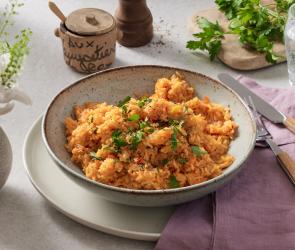 One Pot Reis mit Paprika in einem Teller mit frischen Kräutern
