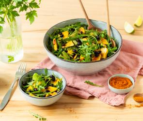 Schwarzer Bohnensalat mit Avocado und Mango in einer großen Schale.