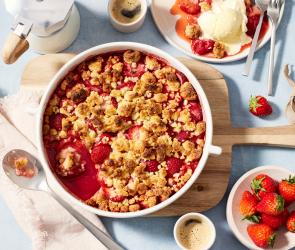 Erdbeer Crumble in einer runden Auflaufform.