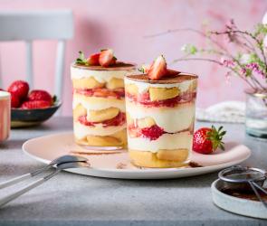 Erdbeer Tiramisu im Glas geschichtet.