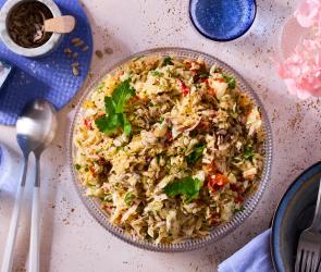 Kohlsalat in einer Schüssel mit Petersilie garniert.