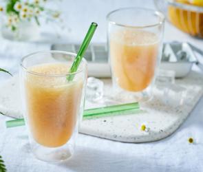 Slush Eis Zitrone in zwei Gläsern mit Stohhalm.