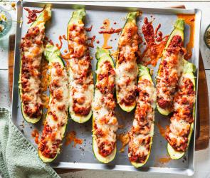 Zucchini Schiffchen mit Hackfleisch gefüllt und mit Käse überbacken.