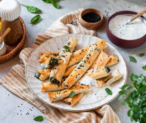 Börek mit Feta und Spinat gefüllt.