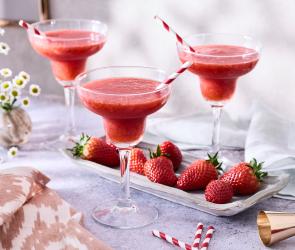 Frozen Strawberry-Daiquiri in Cocktailgläsern.