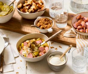 Hot Dog Suppe in Schüsseln.