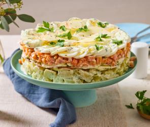 Salat Torte aus Kartoffelsalat mit Eiern.