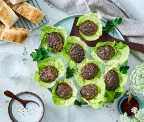 Köfte in Salatblättern auf einem Teller.