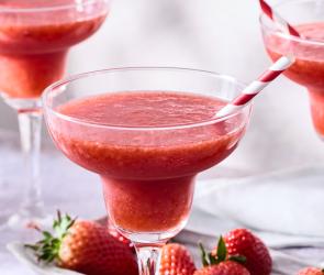 Virgin frozen Strawberry-Daiquiri in Cocktailgläsern.