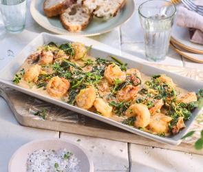 Knoblauch-Garnelen in einer Servierschale.