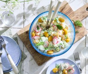 Gebackene Gnocchi mit Radieschen und Gurken in einer Salatschüssel.