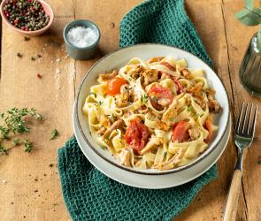 Bandnudeln mit Pfifferling-Sahnesauce in einem tiefen Teller