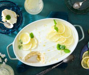 Zitronen Tiramisu mit frischen Zitronenscheiben in einer Auflaufform.