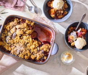 Zwetschgen-Crumble in einer Auflaufform.