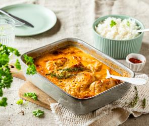 Zwiebel-Sahne-Hähnchen in einer Auflaufform.